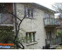Povoljno prodajem kuću sa tri stana u Beogradu - Fotografija 1/3