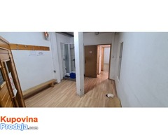 Prodajem poslovni prostor u centru Kraljeva 212m2 +20m2 - Fotografija 4/10