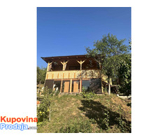 Lepa nova brvnara u Vrdniku se izdaje na dan ili vise