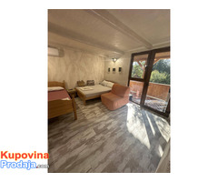 Lepa nova brvnara u Vrdniku se izdaje na dan ili vise