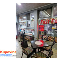 Radnik na izdavanju hrane