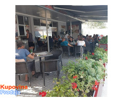 Radnik na izdavanju hrane