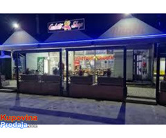 Radnik na izdavanju hrane - Fotografija 3/3